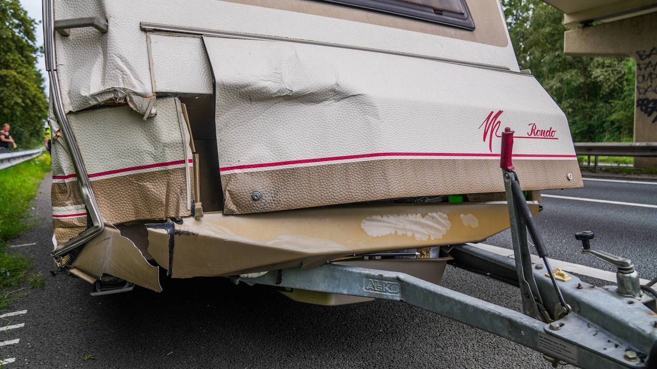 Ook de caravan bleef bij de inhaalactie op de A67 niet ongedeerd (foto: Dave Hendriks/SQ Vision).