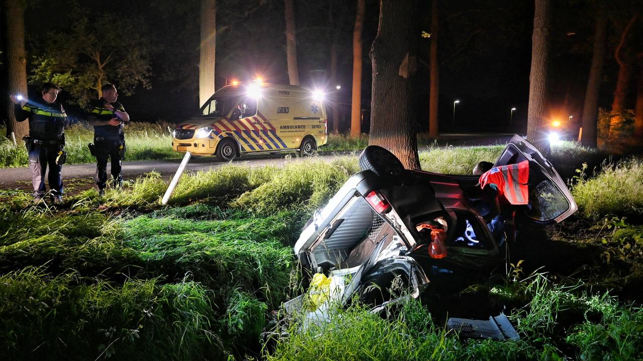 Het ging mis op de Oisterwijksedreef in Haaren toen de automobilist al rijdend een sigaret probeerde te pakken (foto: Toby de Kort/SQ Vision).