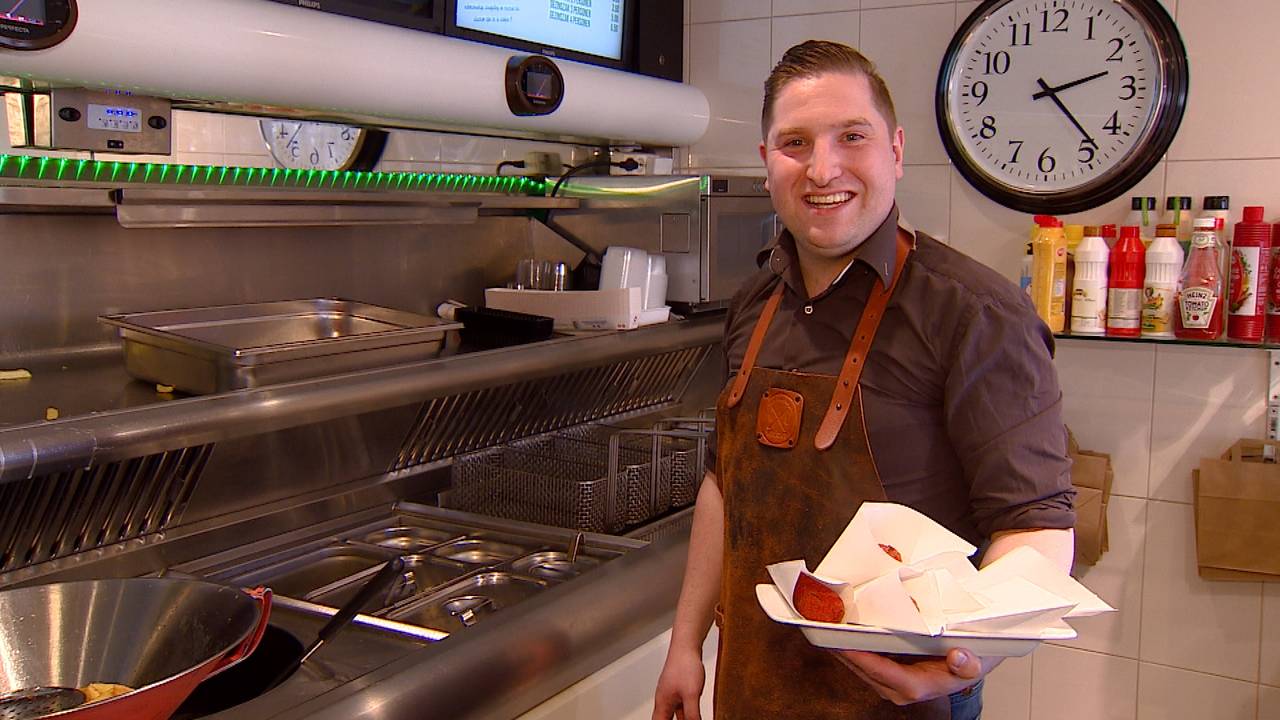 Nick van Waaijenburg met zijn kersenkroketjes.