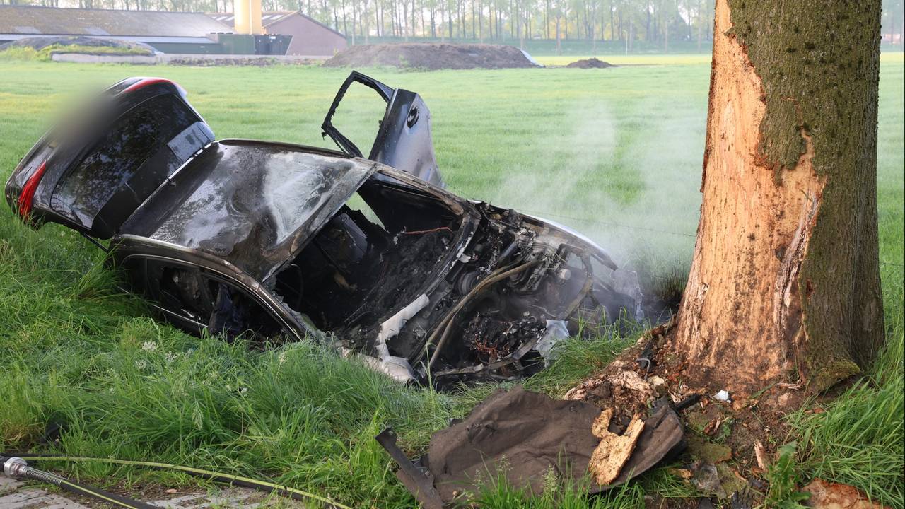 “Car Burns Out in Collision on Hokkelstraat in Best: Investigation Underway”