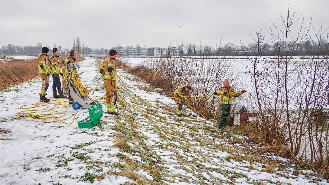 Op een deel van het water langs het Oeverzwaluwpad in Teteringen  ligt ijs (foto: Tom van der Put/SQ Vision).