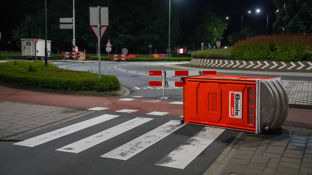 Een Dixi-wc versperde zondagnacht deze rotonde in Geldrop (foto: Dave Hendriks/SQ Vision).