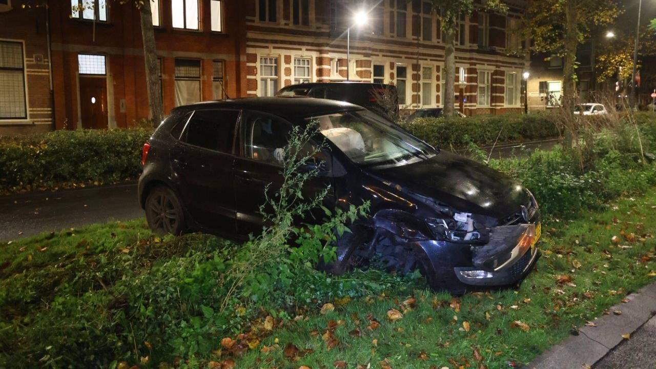 De auto eindigde op een groenstrook naast de Koningsweg in Den Bosch (foto: Bart Meesters).