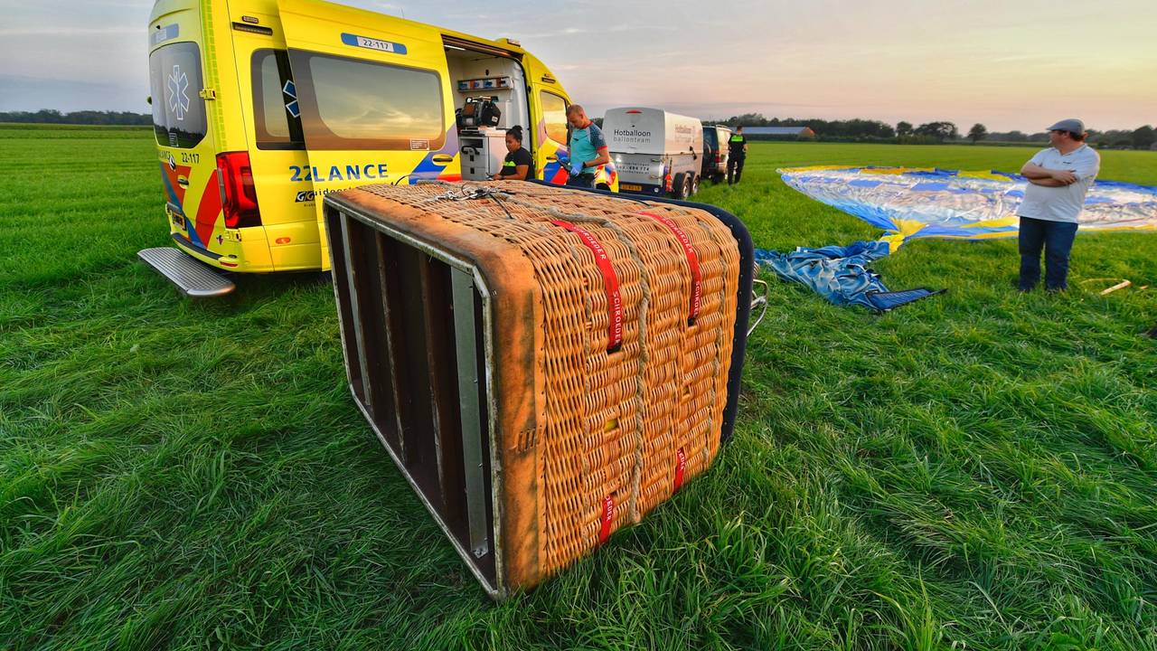 De luchtballon op zijn kant (foto: Rico Vogels/SQ Vision).