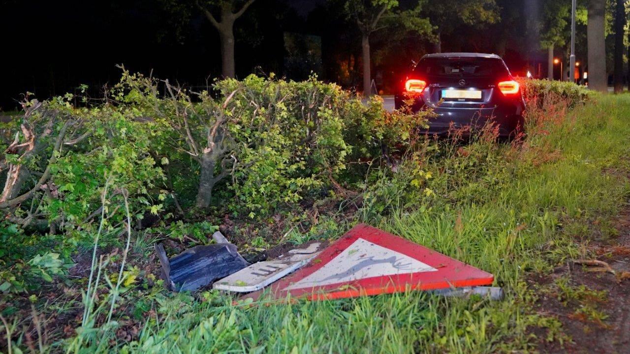 De automobilist reed een verkeersbord omver dat waarschuwt voor overstekende dieren (foto: Bart Meesters).
