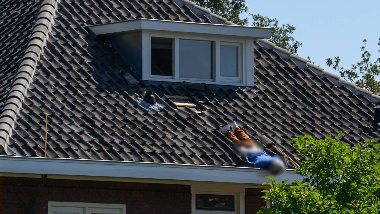 Wat de man op het dak deed, is niet naar buiten gebracht (foto: Tom van der Put/SQ Vision).