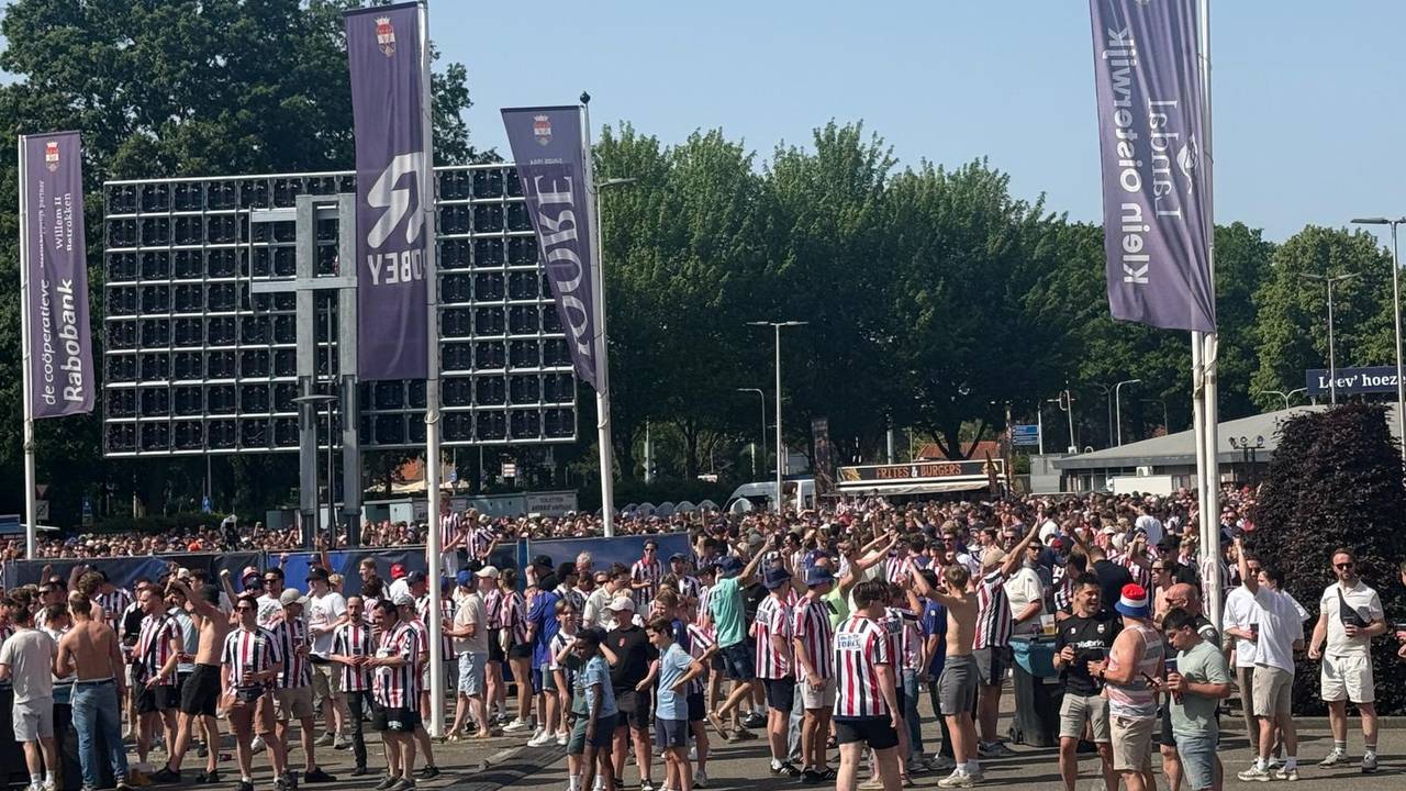 Drukte op het fanplein in Tilburg