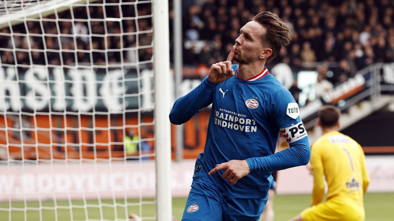Luuk de Jong viert de 0-1 (Foto: ANP)