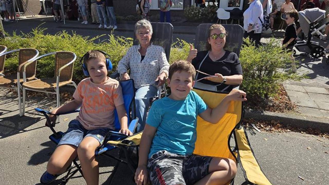 Wieteke met haar moeder en kinderen (foto: Noël van Hooft).