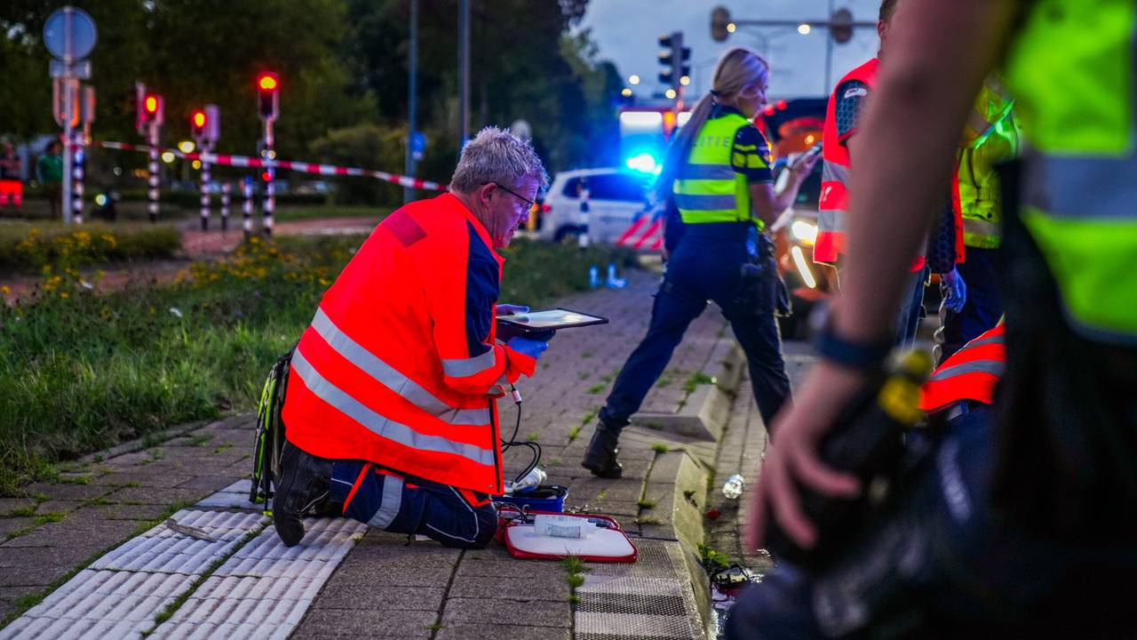 Fietser overlijdt bij aanrijding met auto • Onstuimig weer leidt tot omgewaaide bomen en schade.