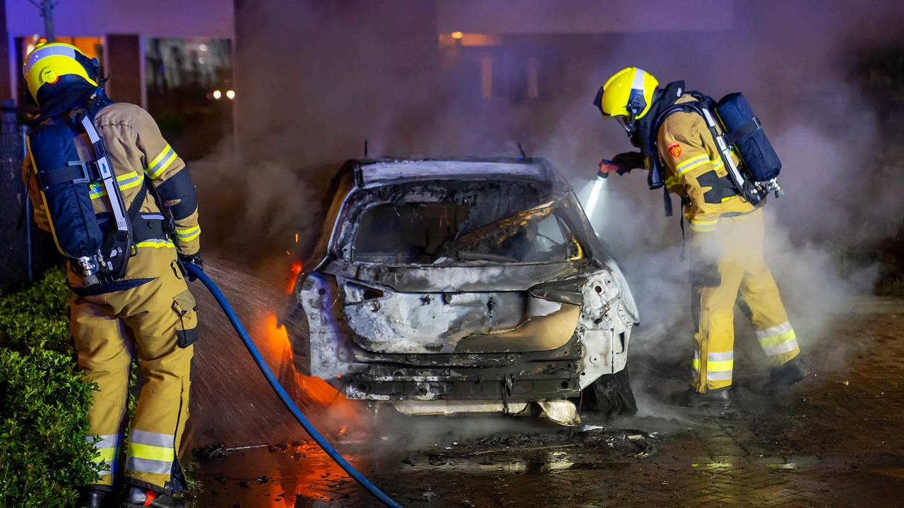 Van de auto in Heesch bleef slechts een wrak over (foto: Gabor Heeres/SQ Vision).