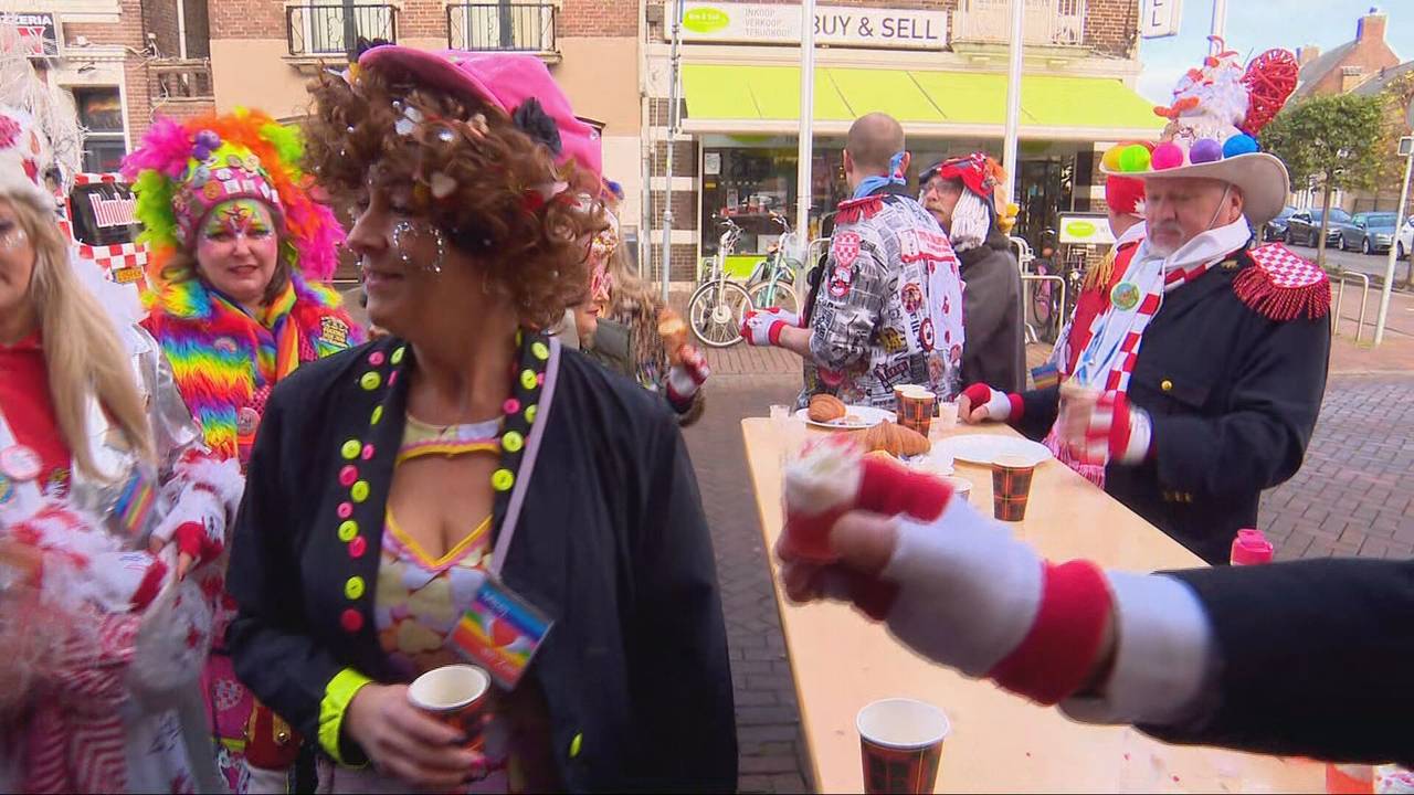 Tullepetaonen ontbijten met zelfgemaakte appeltaartshotjes (Brabants Buske).