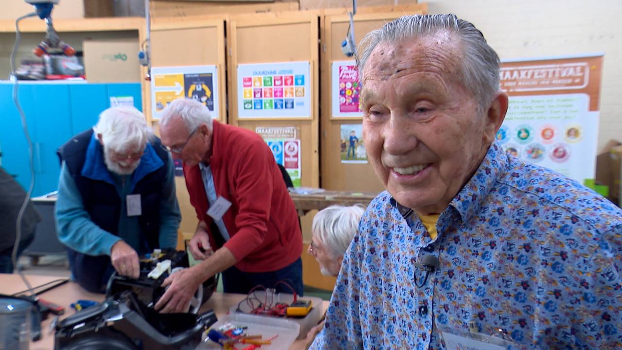 Kees van Kampen (88) klust er elke maand op los.
