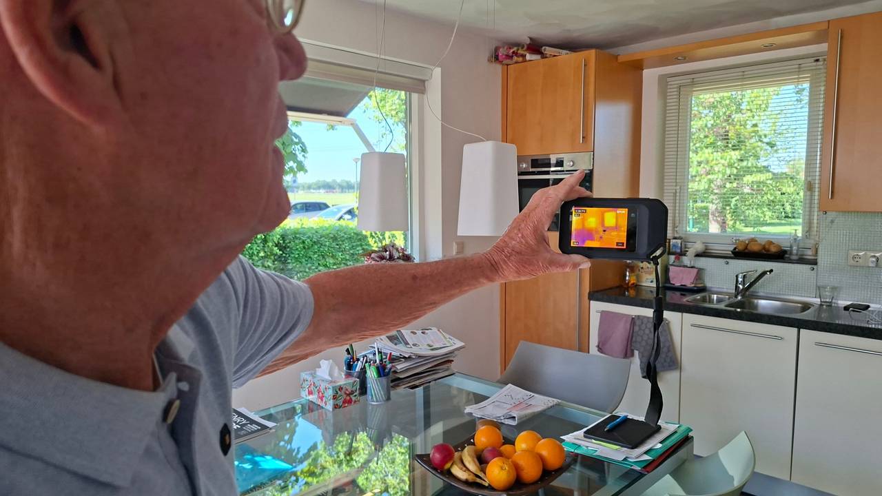 Wim maakt een warmtebeeldfoto (foto: Marleen Kuijsters).