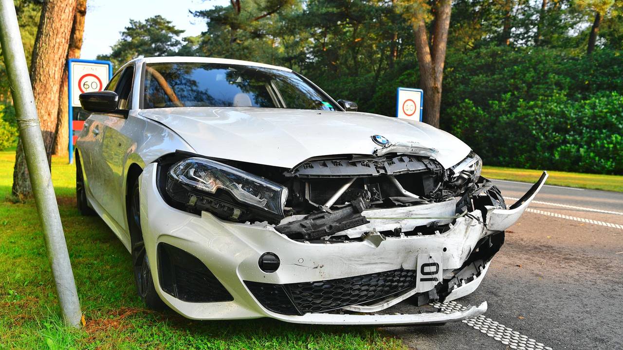 De auto's raakten bij de botsing in Valkenswaard aanzienlijk beschadigd (foto: Rico Vogels/SQ Vision).