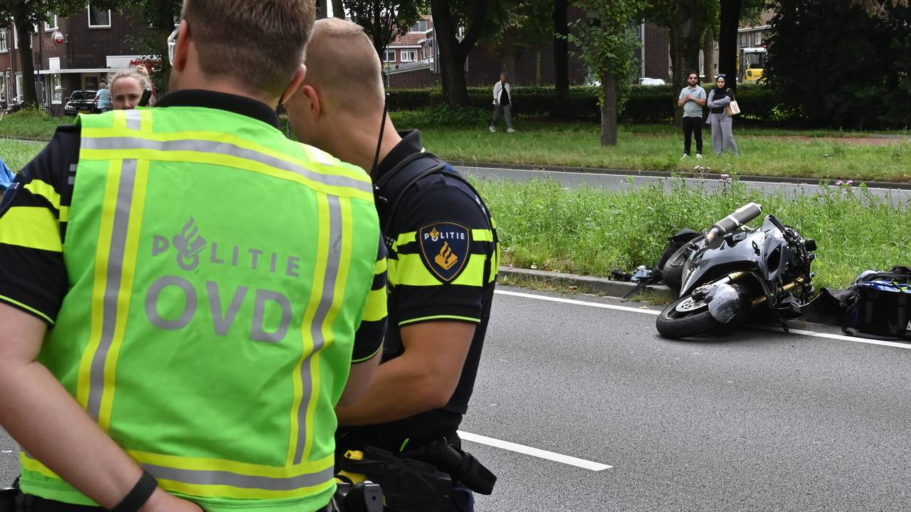 De politie onderzoekt of er sprake is van een race tussen de motorrijder en een auto (foto: Perry Roovers/SQ Vision).
