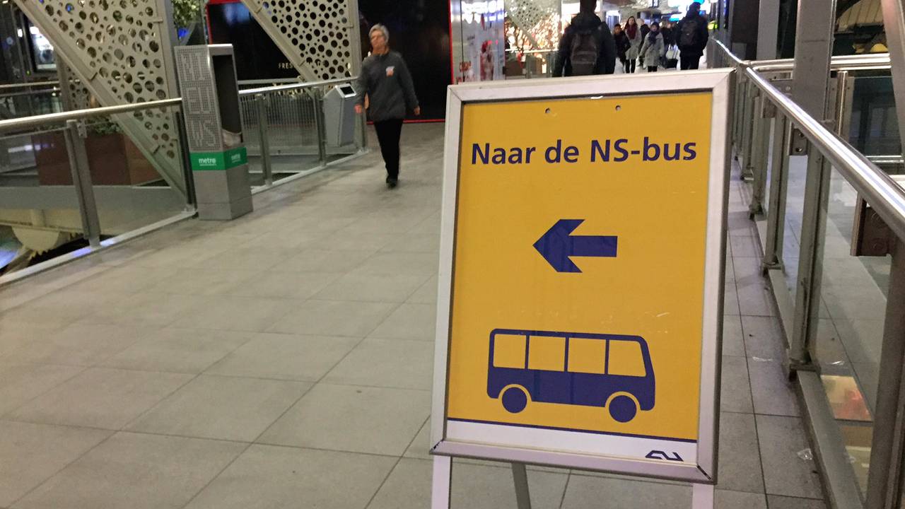 Er worden snel- en stopbussen ingezet vanwege werkzaamheden op het spoor.