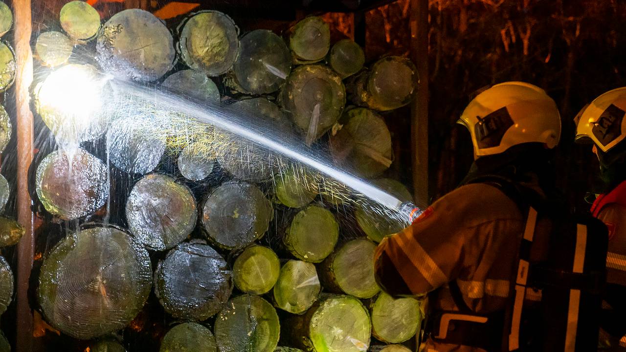 De brandweer had de brand bij de toegangspoort van natuurgebied landerij VanTosse in Oss snel onder controle (foto: Gabor Heeres/SQ Vision).