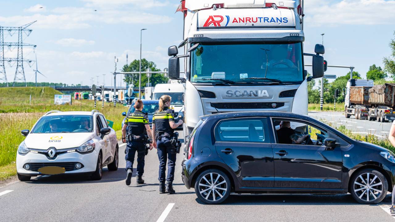 De auto werd meters voortgeduwd door de vrachtwagen (foto: SQ Vision).