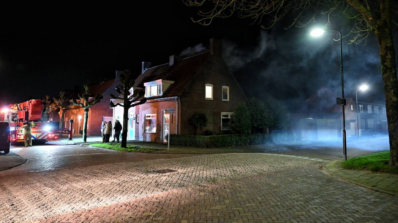 Bij de brand aan de Prinses Beatrixstraat in Oisterwijk kwam veel rook vrij (foto: Toby de Kort/SQ Vision).