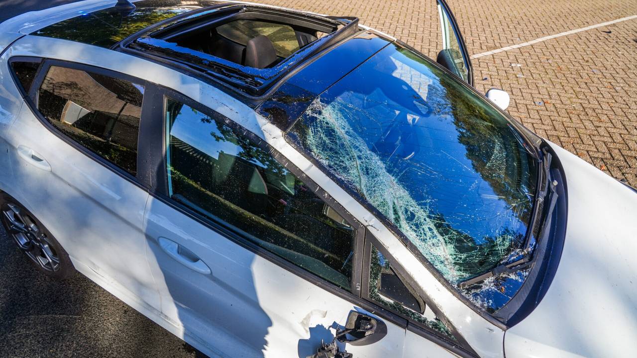 Bij de bestuurder van de auto - die niet gewond raakte - is een alcohol- en drugstest afgenomen (foto: Dave Hendriks/Q Vision).   