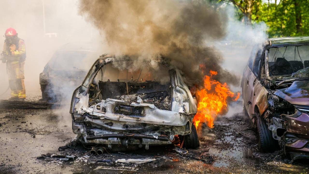 Van zes auto's in Heeze bleef niets over (foto: Dave Hendriks/SQ Vision).