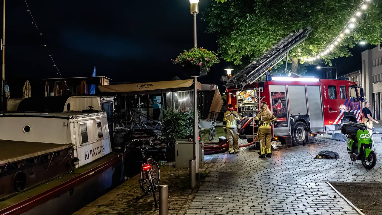 De brandweer voorkwam dat de Albatros in de Tilburgse Piushaven zonk (foto: Jack Brekelmans/SQ Vision).