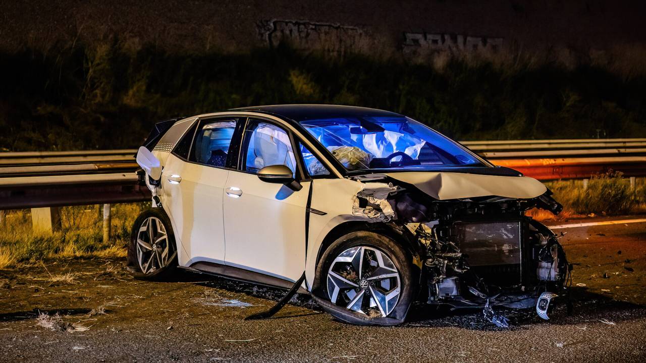 De auto's raakten bij de botsing op de A58 bij Tilburg zwaar beschadigd (foto: Jack Brekelmans/SQ Vision).