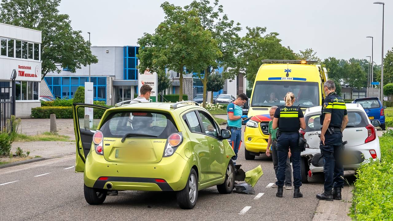 De auto's botsten op de Thomas Edisonweg in Drunen (foto: Iwan van Dun/SQ Vision).