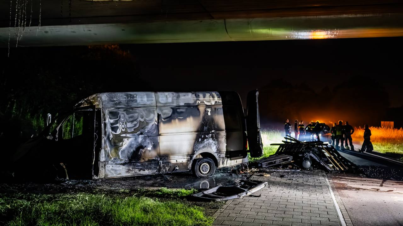 Van de bestelbus aan de Kanaaldijk-Zuid in Tilburg bleef weinig over (foto: Jack Brekelmans/SQ Vision).