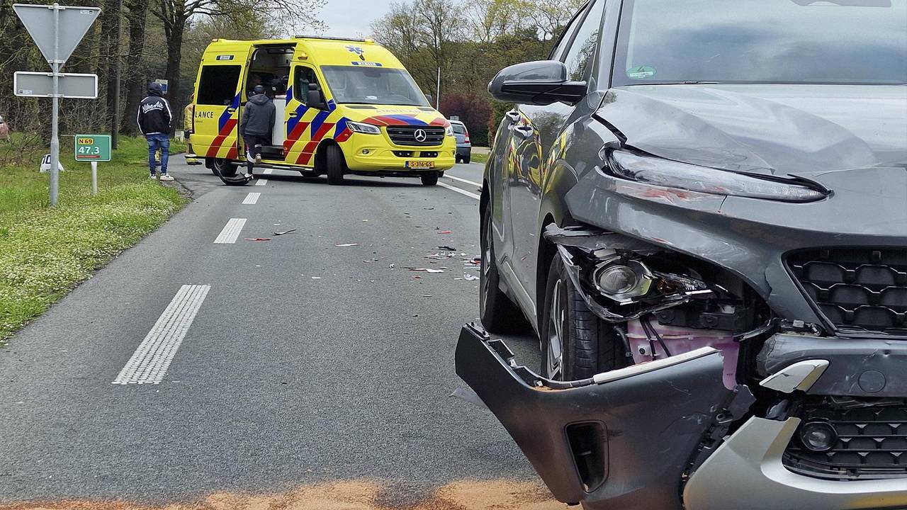 Eén van de beschadigde auto's in Valkenswaard (foto: Jozef Bijnen/SQ Vision Mediaprodukties).