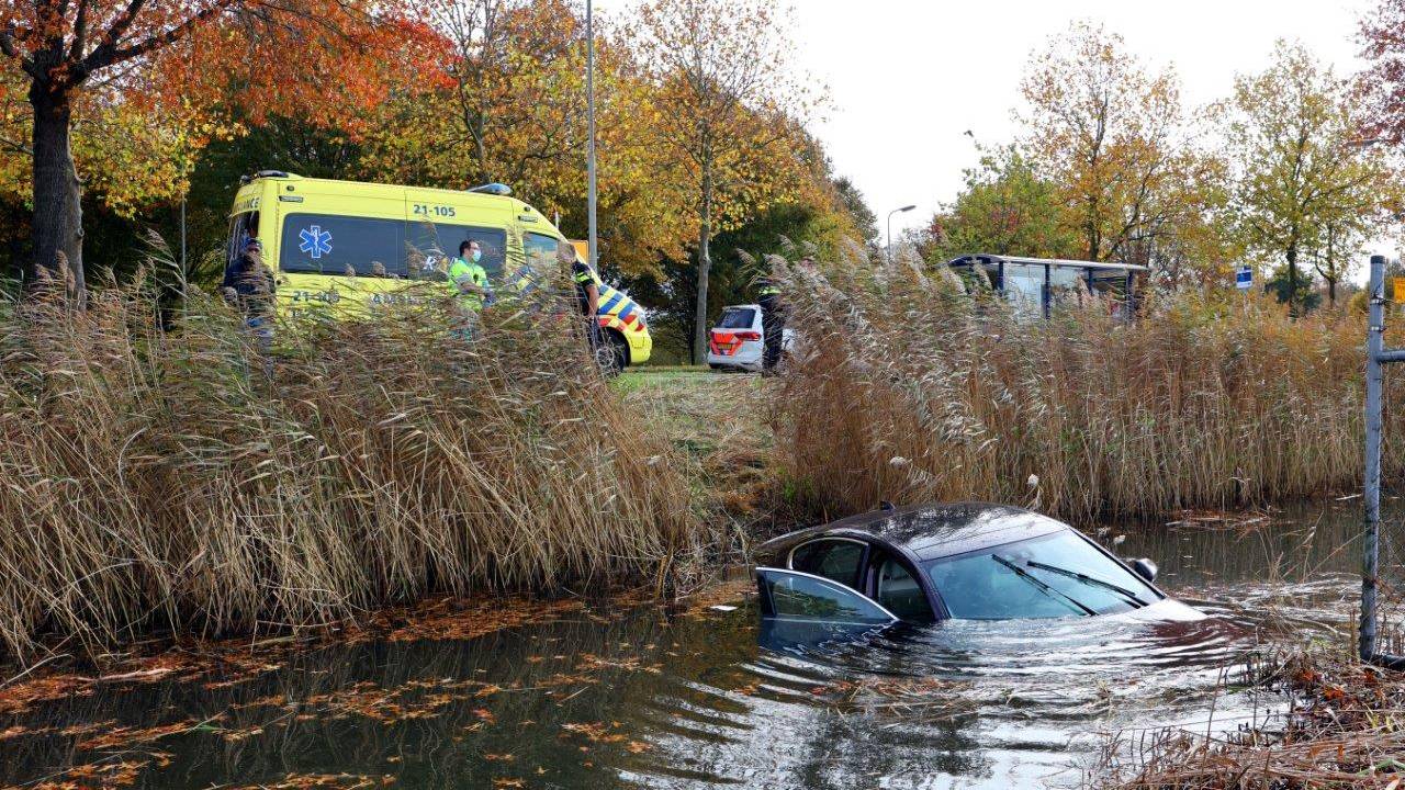 Jaguar Belandt In Het Water Na Botsing: Bestuurder Door Andere ...