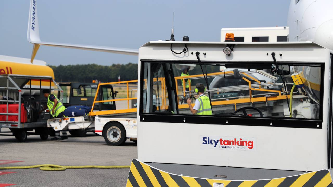 Een Skytanking pushback en personeel op het platform van Eindhoven Airport (foto: Collin Beijk).