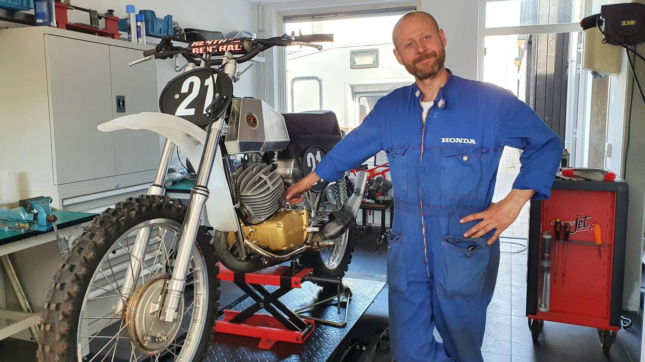 Jongeren met autisme komen bij Seth sleutelen aan motoren