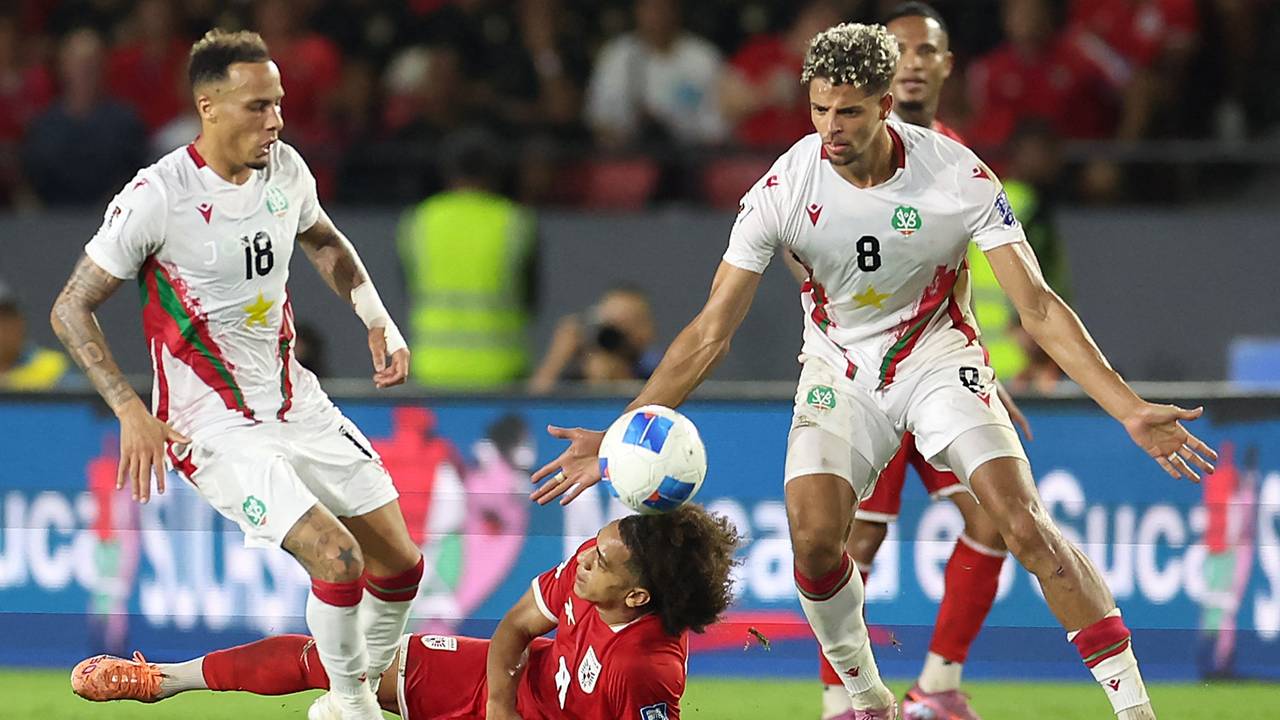 Suriname-middenvelders Tjaronn Chery en Justin Lonwijk (rechts) tegen Panama (Foto: Aris Martinez / AFP).