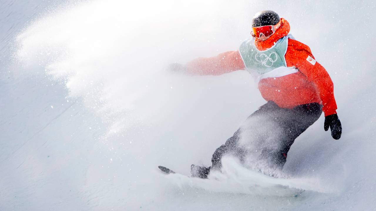 Niek van der Velden op het onderdeel big air tijden de Spelen in Peking. (foto: ANP 2022/Koen van Weel).