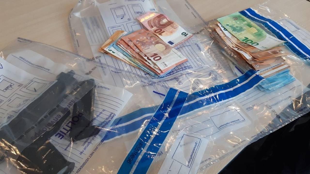 De vondst bij drie huiszoekingen (foto: politie)
