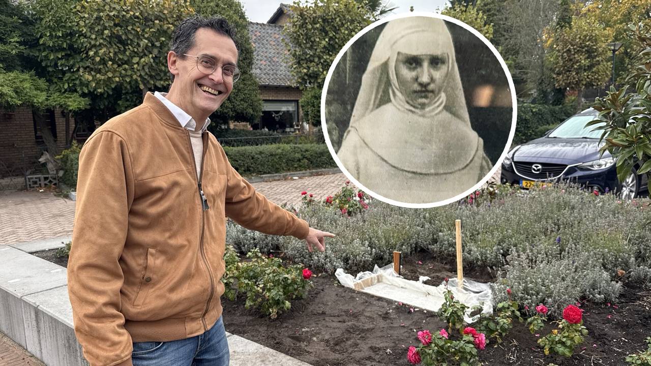 Johan den Ouden wijst de plek aan waar het kunstwerk komt te staan (foto: Erik Peeters).