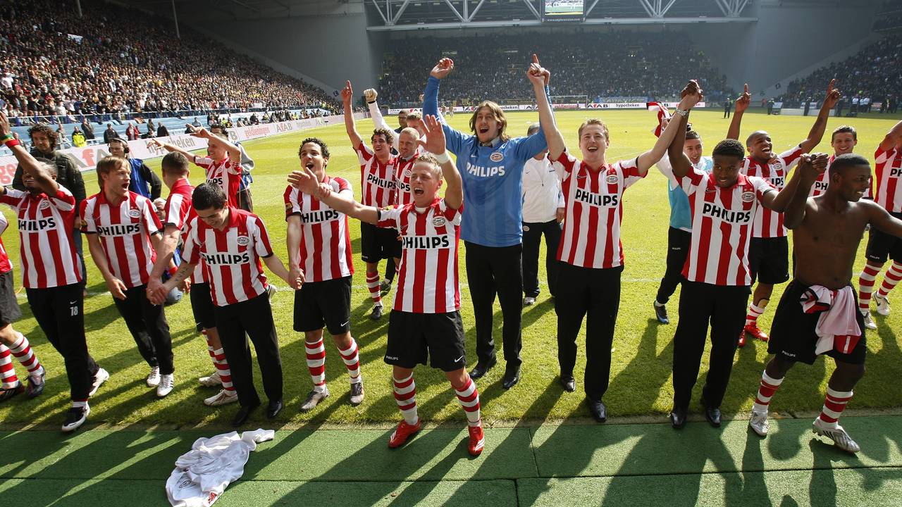 Jan Kromkamp (in lange broek naast doelman Cássio Ramos) viert de titel in 2007. (Foto: ANP, Robert Vos)