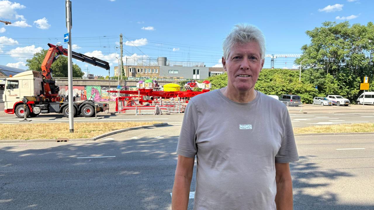 Theo Bos uit Vught kijkt al van jongs af aan naar de opbouw van de kermis (foto: Pieter Soethout)