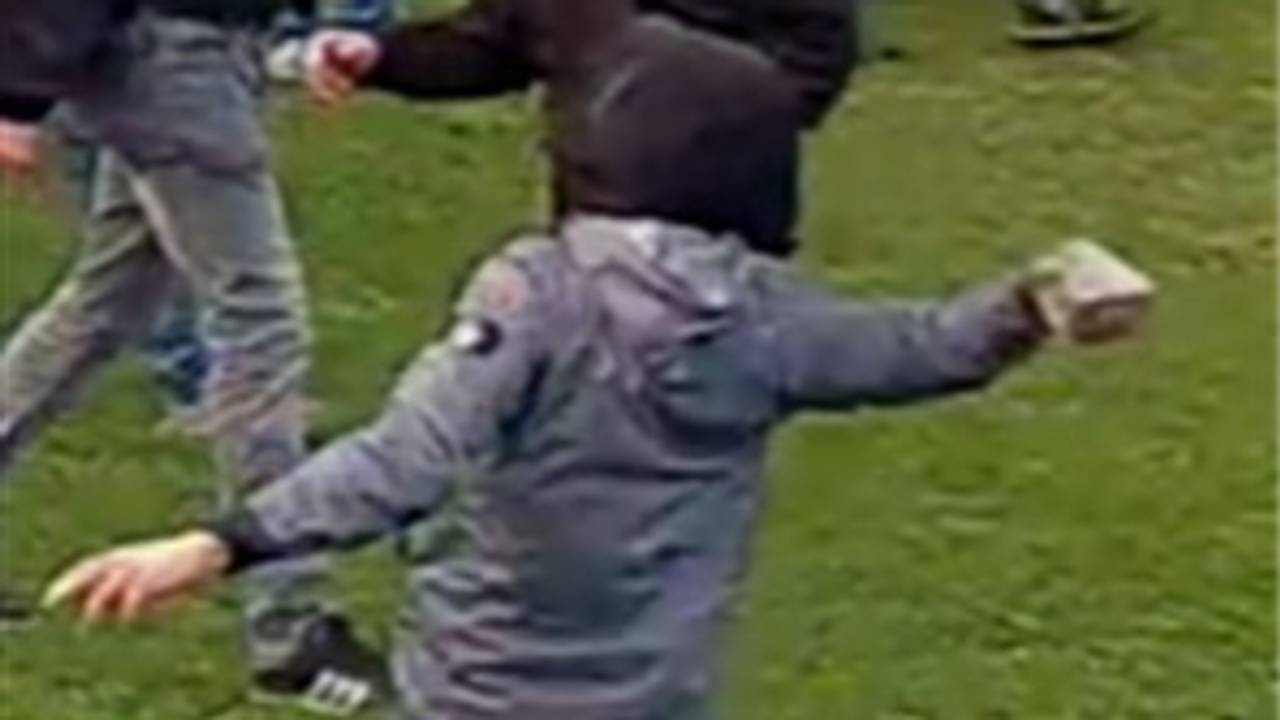 De relschoppers wordt dringend verzocht zich voor 2 december te melden (foto: politie).