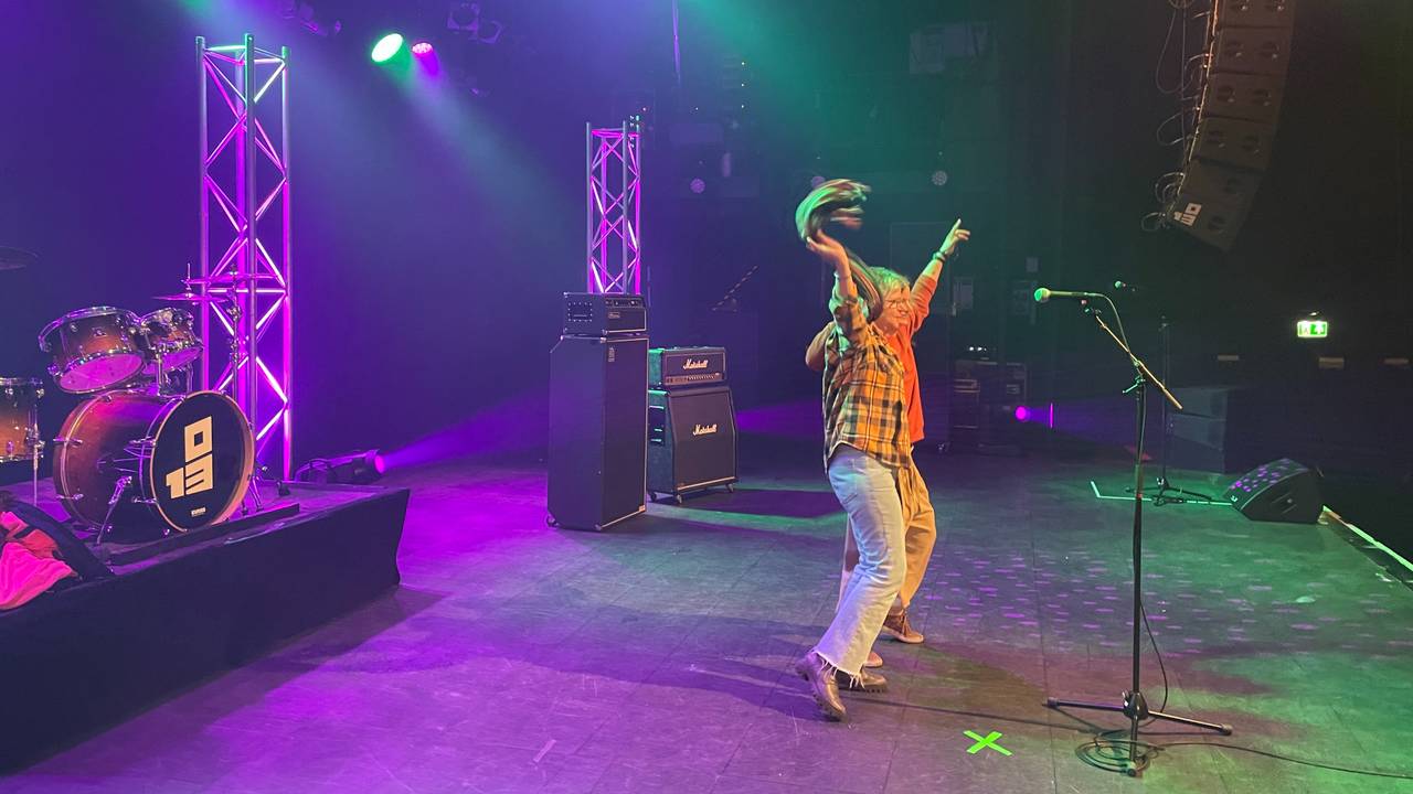 Stemmen als een popster in Tilburg (foto: René van Hoof).