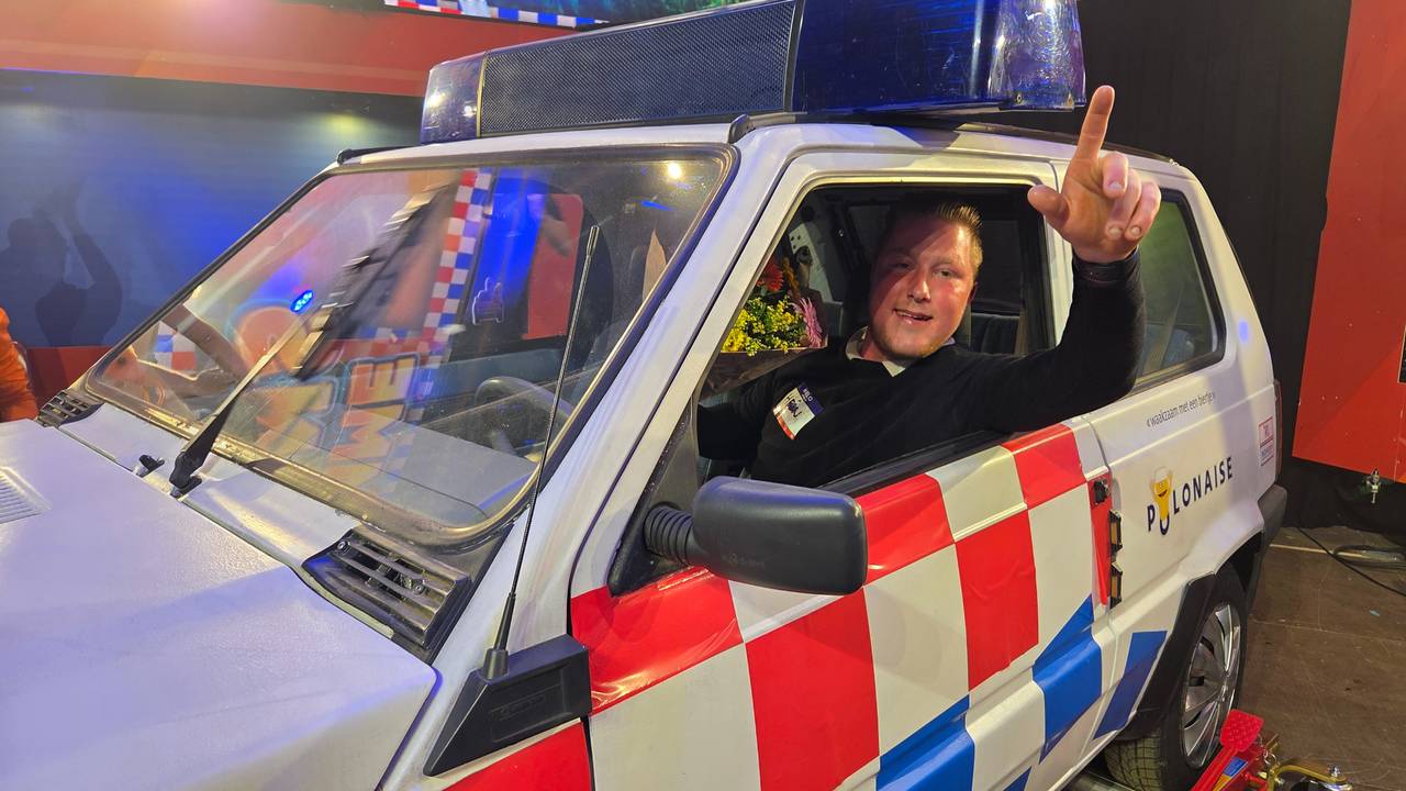 Hein Markus (24) uit Olland koopt de auto van Lamme Frans (foto: Noël van Hooft).