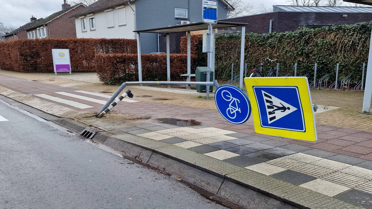 De lantaarnpaal werd bij de uitwijkactie in Waalre omvergereden (foto: Jozef Bijnen/SQ Vision).