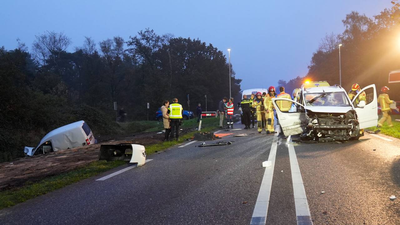 Het ging mis op de kruising van de Heesakkerweg met de Polderweg in Asten (foto: Harrie Grijseels/SQ Vision).