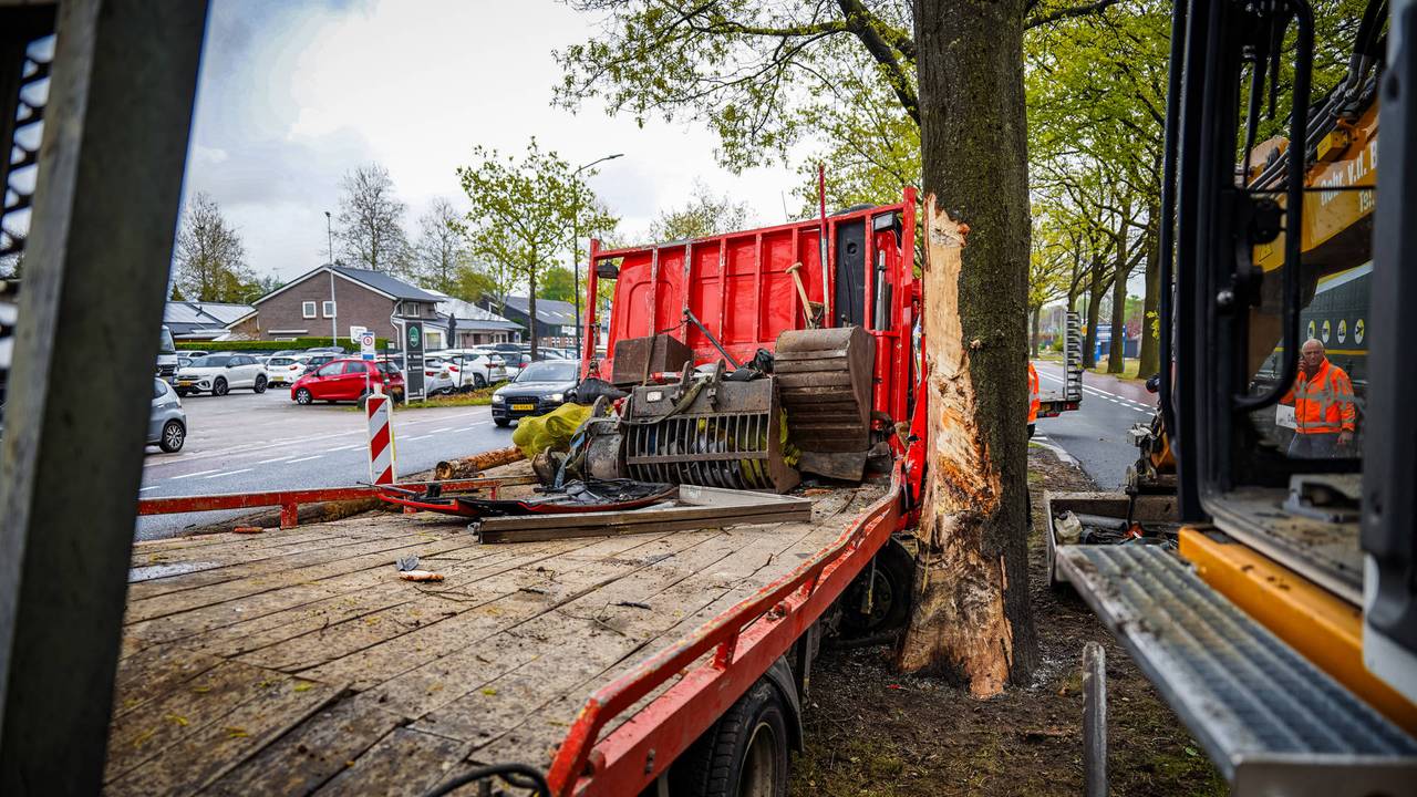 Vrachtwagen botst tegen meerdere bomen (foto: Lucas Lammers/Persbureau Heitink).