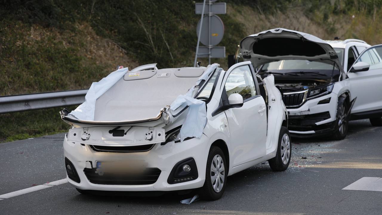 A4 uren dicht door ernstig ongeluk met drie auto's: één zwaargewonde