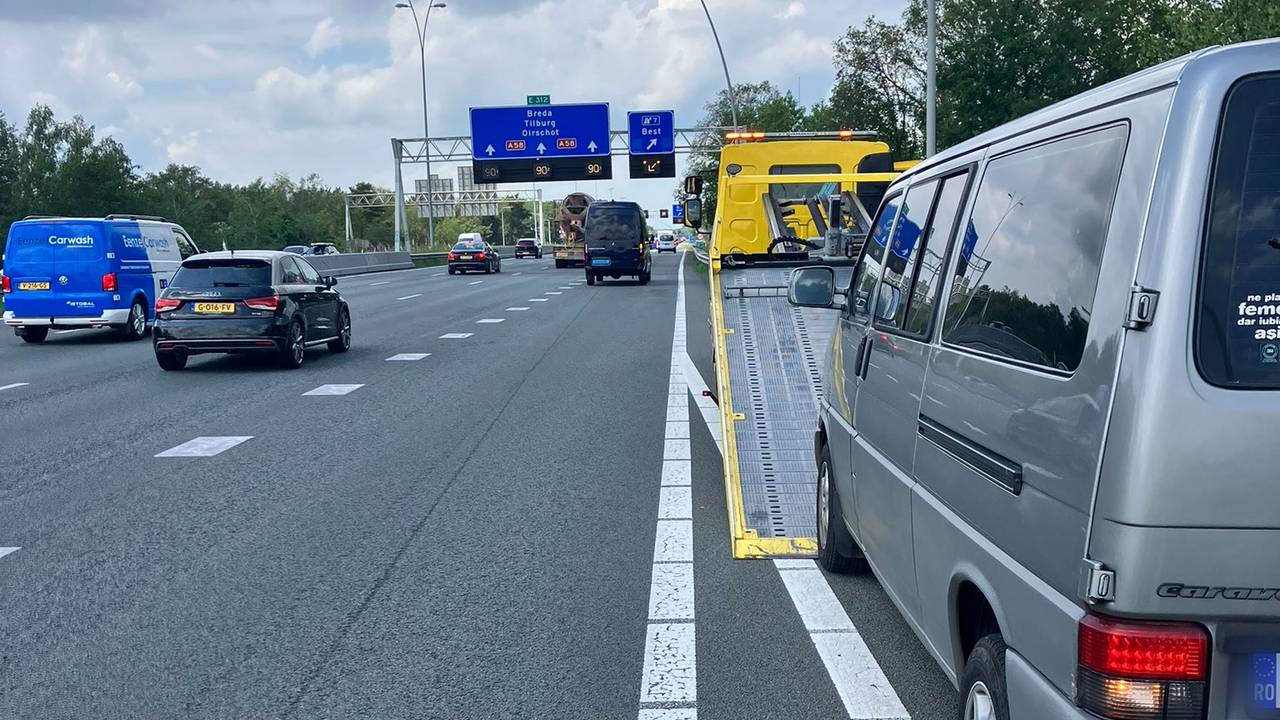 De bestelbus werd achtergelaten langs de A58 bij Best (foto: X/Wis_Robert).