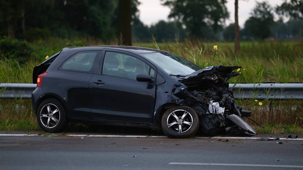 De auto raakte bij de botsing zwaar beschadigd (foto: Sander van Gils/SQ Vision).