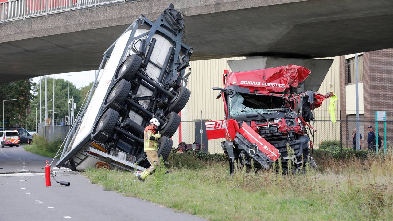 Un camion quitte le viaduc et tombe plusieurs mètres plus bas